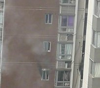 老人独自一人在家 电炉烤火引发火灾