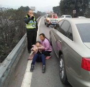 驾驶员高速路上突发疾病 执法队员紧急救助上演生死时速