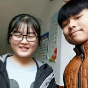 重庆忠州中学学生，与999位素不相识的校友微笑着自拍！