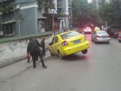 出租车卡在石梯进退不得 随时可能翻下坎