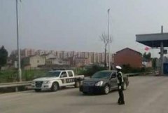 没有违章却强行冲关 这个司机高速路上为啥这样做？