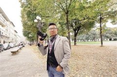 男子曾是朝天门玩具大王 如今在国外开婚纱摄影店