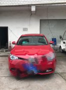 惊呆！美女主播开车还在直播 结果......