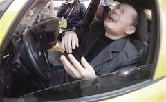 晚高峰路上的哥发病抽搐 交巡警10分钟送医 垫付700元医药费