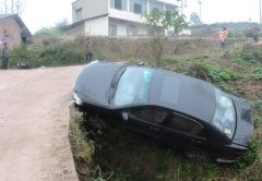 男子看热闹忘拉手刹 车子“无人驾驶”坠坎