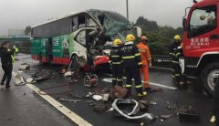 渝万高速：客车追尾货车 一死多伤