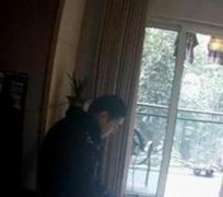 吵架后丈夫摔门而去 女子冲动之下要烧掉这个家