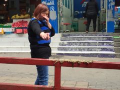 高空抛物再现恶心一幕，竟有人扔下粪便