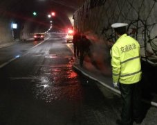 惊险！满载百货的长途货车在高速路上起火