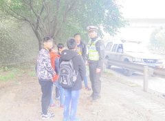 小学生心存好奇 结伴上高速看看车子跑得到底有多快