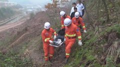 七旬老人被困山崖 消防官兵紧急救援