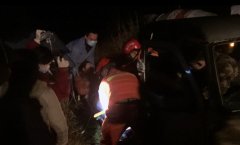 面包车与水泥罐车相撞 面包车被甩出公路