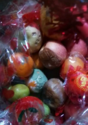 女子住院朋友送来精美水果篮 打开水果坏一半