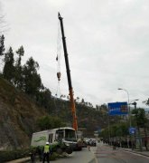 冻货车刹车失灵 径直撞向山体