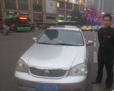 只有我最摇摆！男子开报废别克车上路 用胶布粘住尾灯