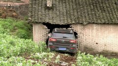 心急回家车速快 小车冲进民房