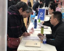 63岁爷爷冒雨勇闯招聘会 想给儿子找个好工作