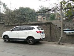 越野车违规掉头 竟撞断街边电线杆