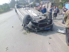 小车翻成“四脚朝天” 驾驶员一心两用惹的祸