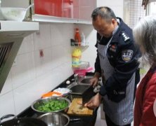 暖心！丈夫入狱后 老太多了两个警察“亲人”