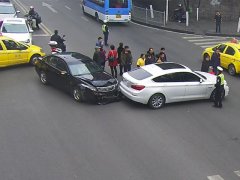 红灯亮了还在冲 本田撞宝马粗大事