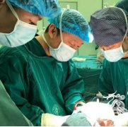 12岁女孩肝脏发现巨大肿瘤 占据大部分肝脏