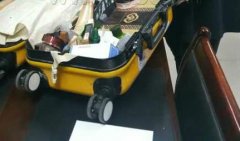 你是有多累 装了价值1万多的箱子丢路边