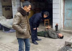 7旬老人喝早酒 醉倒仍喊“再来一杯”