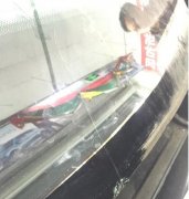 有点吓人！高速路上开着开着车 挡风玻璃裂了