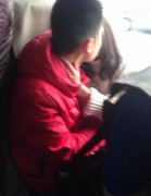 小情侣公交车上亲昵互吻，看得他尴尬癌都犯了