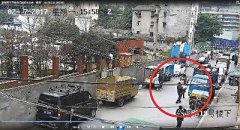 两男子顺走别人掉的货物 全程高能！看民警如何捉到他们