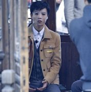 王俊凯敷面膜贴得皱巴巴 蒙圈的表情逗乐网友