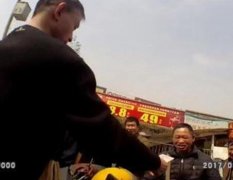 被民警苦追以为违章 司机懵了！民警：你的钱包掉了