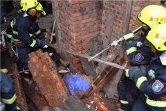 沙坪坝突发意外 “一锤”敲塌承重墙 工人被埋压