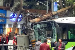 为了避让路人 公交车失控冲上人行道