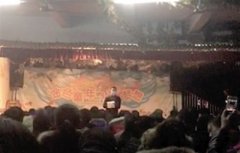 园长戴口罩“训话” 众家长哄他下台