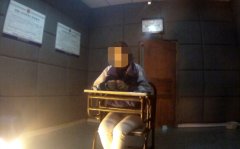 女子乘电梯时手机被盗 竟是同事所为