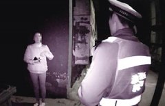 女子深夜独自回家遇陌生男 处理方法获民警点赞