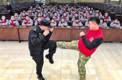 重庆民警教学生防范校园暴力