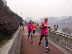 三月春光无限好 市民登山健身忙