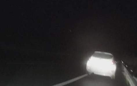 男子将车停应急车道打麻将被罚:还有两圈