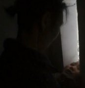  涪陵一男童贪玩头卡墙缝