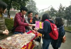 今天三七女生节  重庆高校男生拉横幅送早餐、送玫瑰