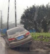 天雨路滑易出事故 开车上路须小心