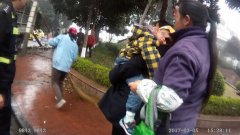  3岁儿子磕破眼睛 年轻妈妈打不到车急得哭