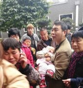 筷子插进幼童嘴里 城管大姐和小伙狂奔500米送医