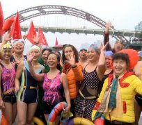 65岁婆婆畅游嘉陵江庆“三八”