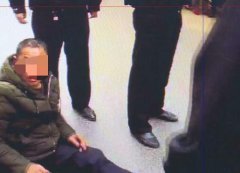 男子醉酒横卧马路  车流不息惊险连连