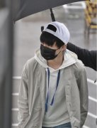 王俊凯重庆飞北京，白色风衣校草风范儿