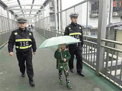 5岁男孩雨中走失 但他说出的话却猛戳泪点